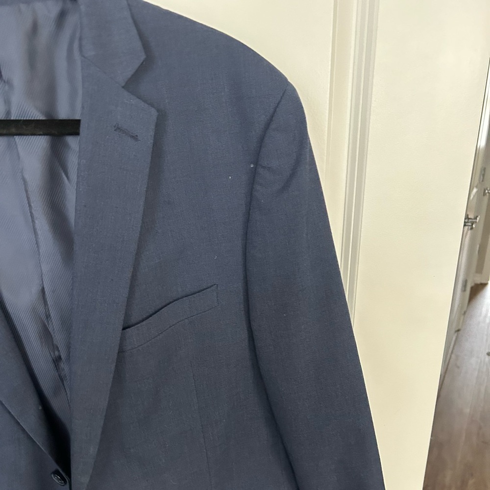 Used Men’s Alfani suit Blue Slim Fit suit, Jacket is 42R the pants are W34L32.
